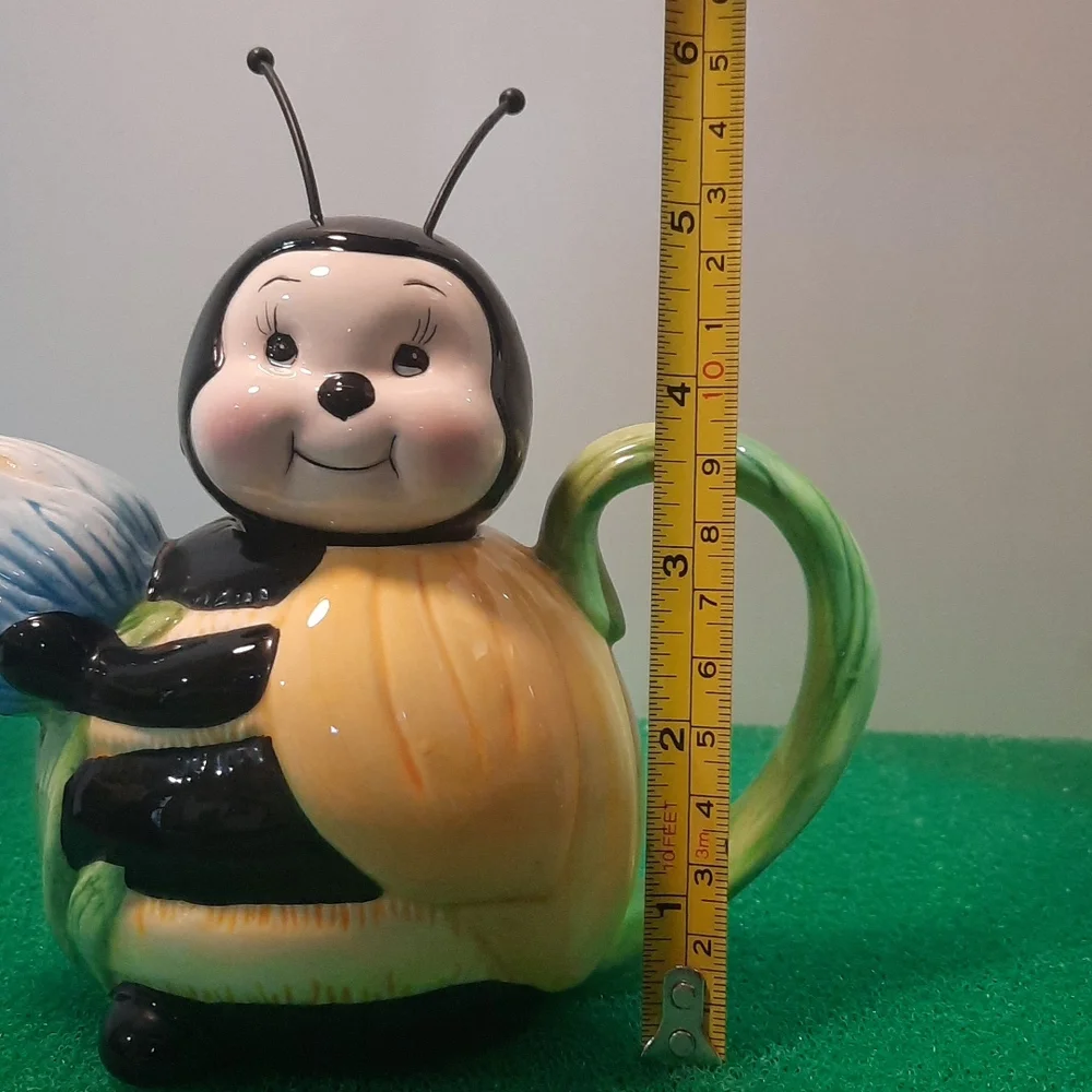 Decorative honey bee creamer